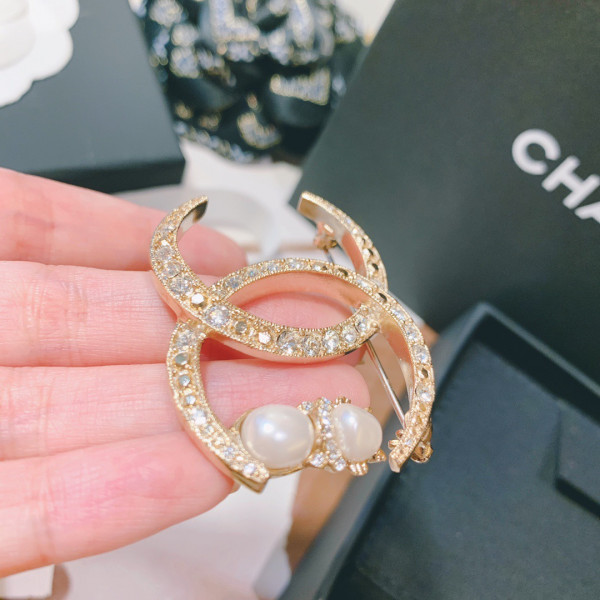 CL BROOCH