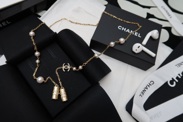 CL AIRPODS NECKLACE