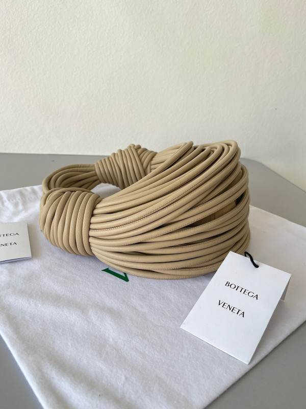 Bo*te*ga ve*ne*ta double knot