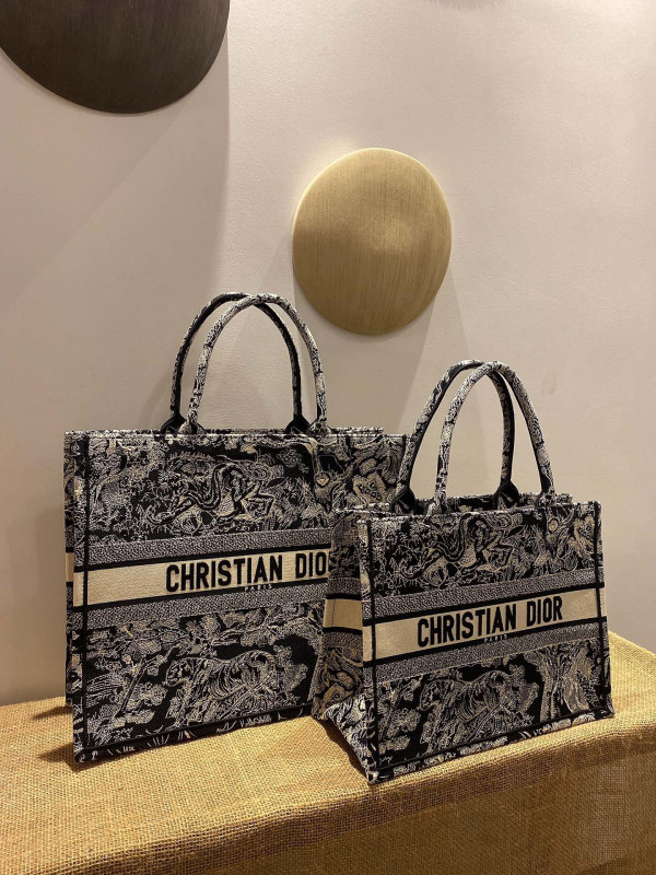 medium D*or book tote