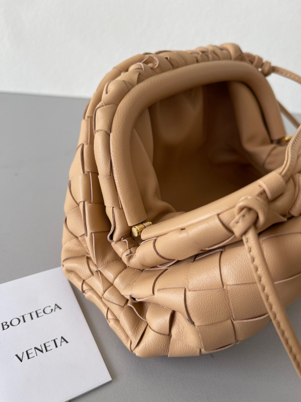 Bo*te*ga ve*ne*ta mini pouch