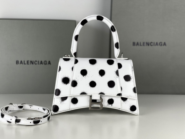 Ba*len*cia*ga hourglass