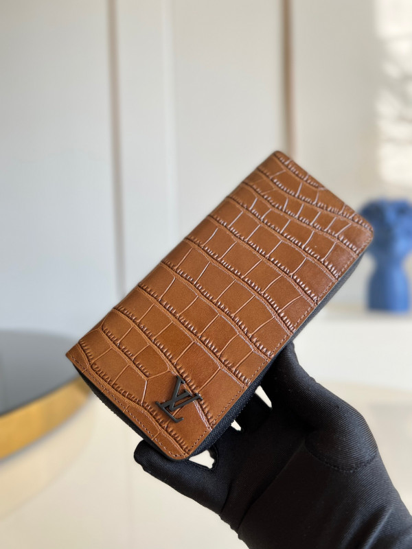 l**is V*t*n zippy wallet