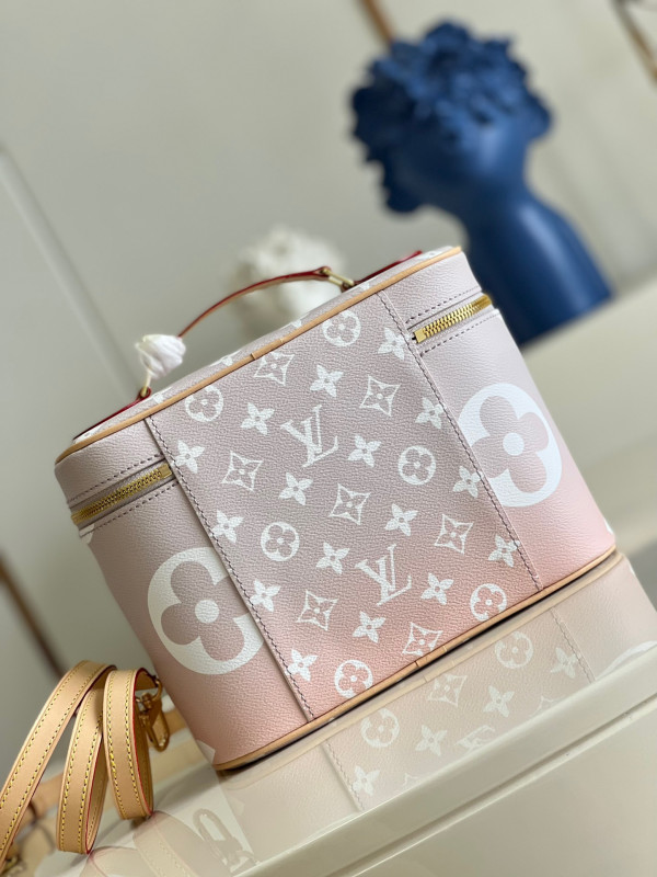 l**is V*t*n toiletry bag