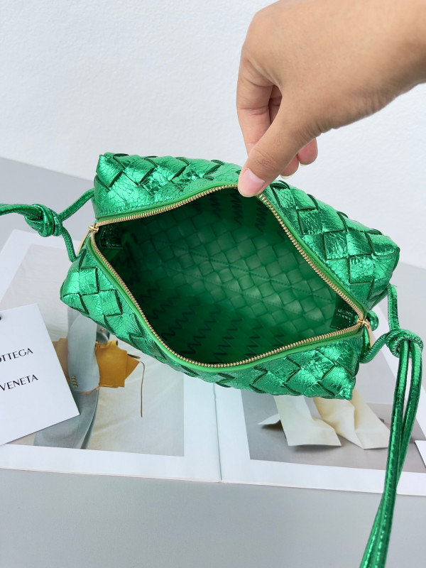 Bo*te*ga ve*ne*ta small loop camera bag