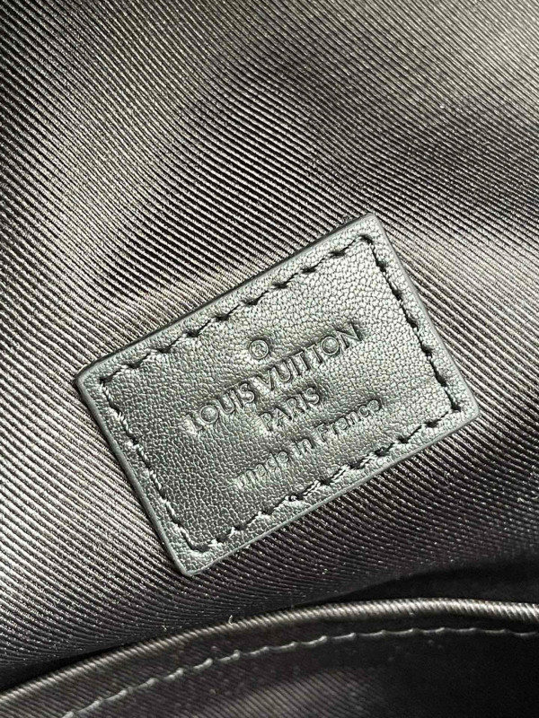 l**is V*t*n discovery backpack