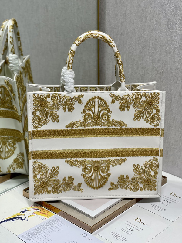 large D*or book tote