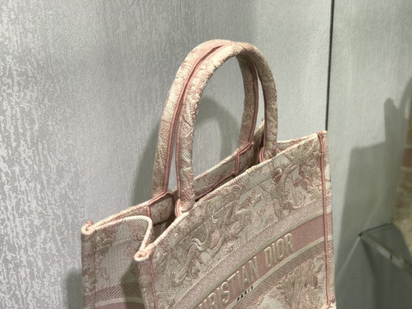 medium D*or book tote