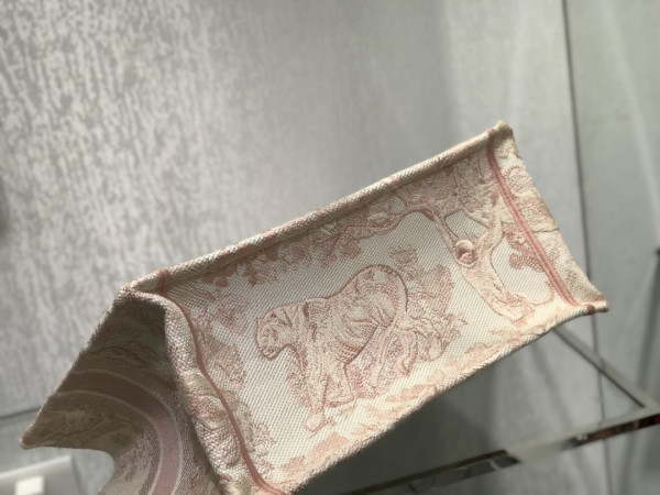 medium D*or book tote