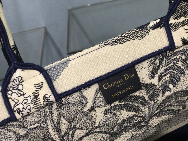 large D*or book tote