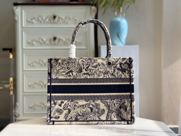 medium D*or book tote