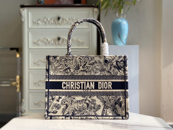 medium D*or book tote