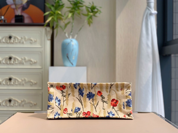 medium D*or book tote