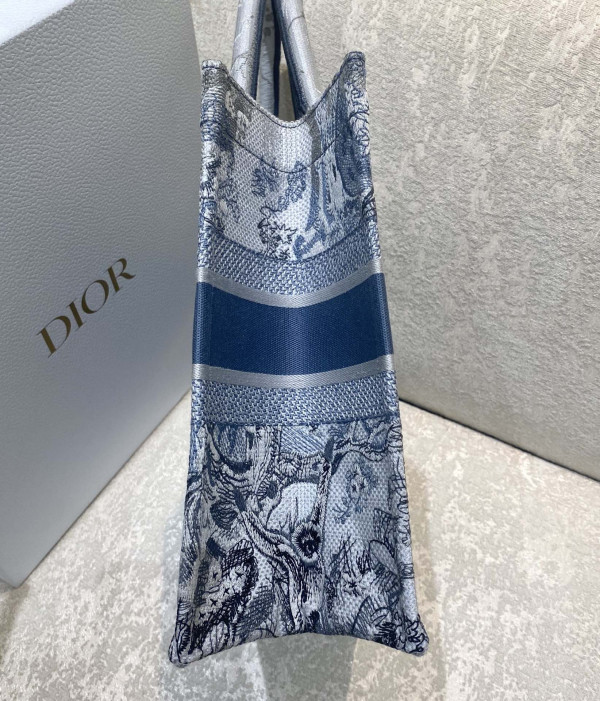 medium D*or book tote