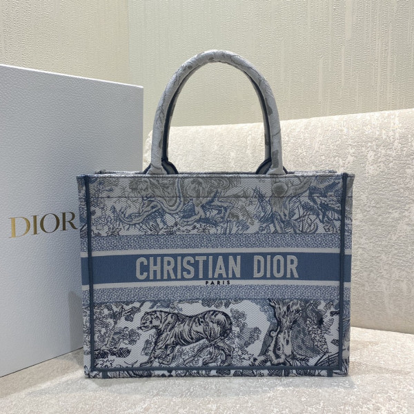 medium D*or book tote