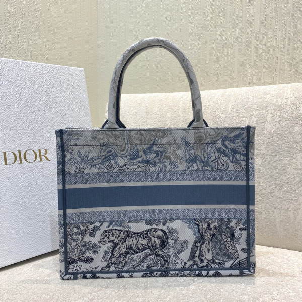 medium D*or book tote