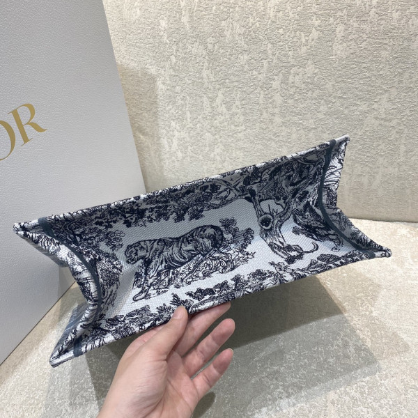 medium D*or book tote