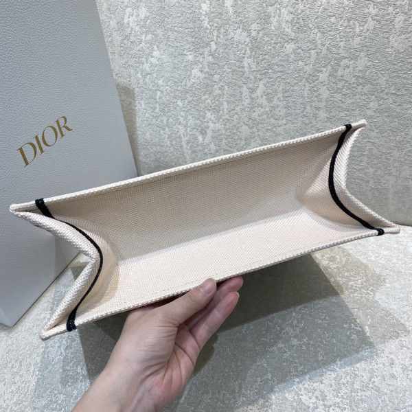 medium D*or book tote