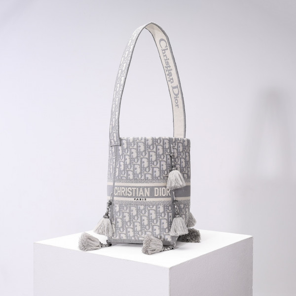 D*or d-bubble bucket bag