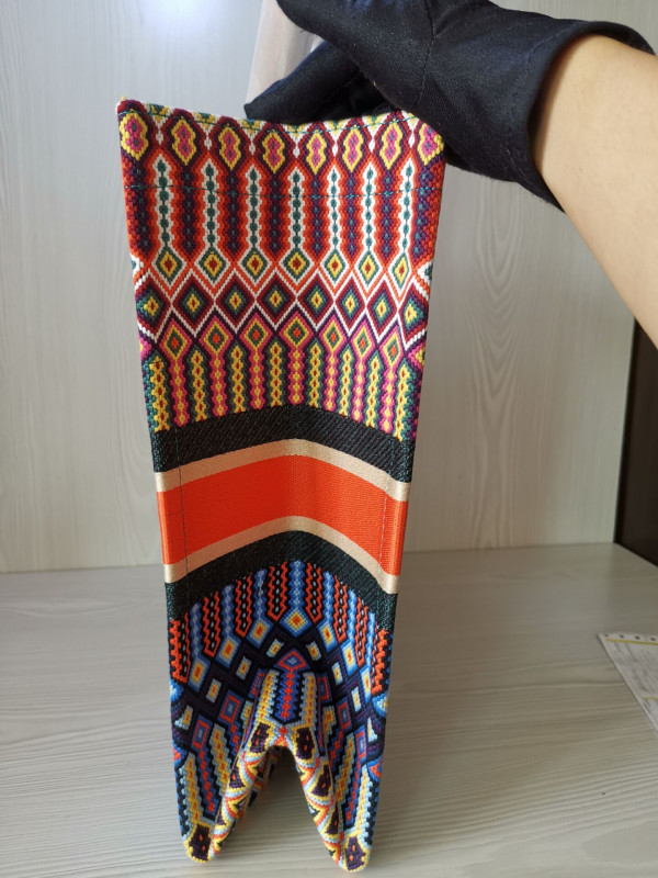 large D*or book tote