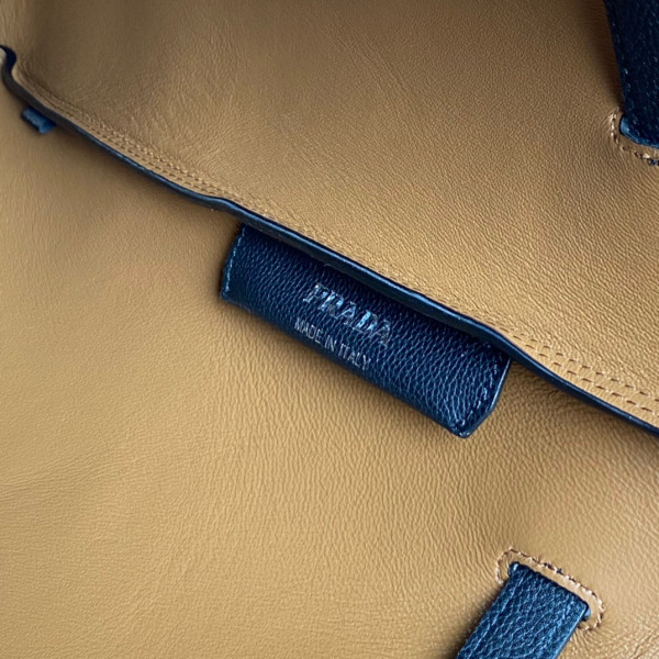 Pra*a leather tote
