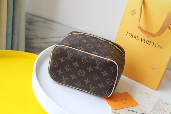 l**is V*t*n toiletry bag