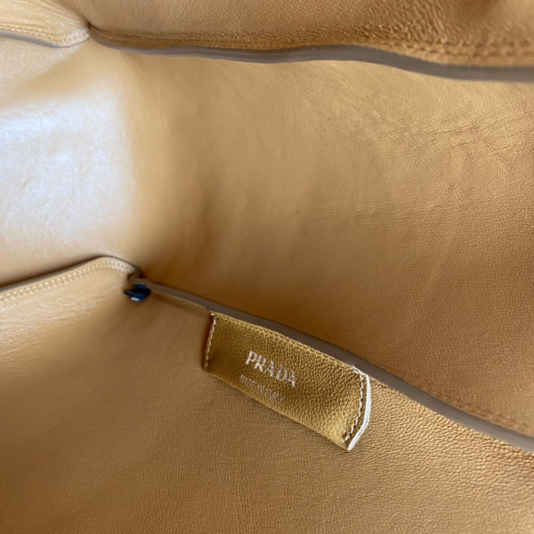 Pra*a leather tote