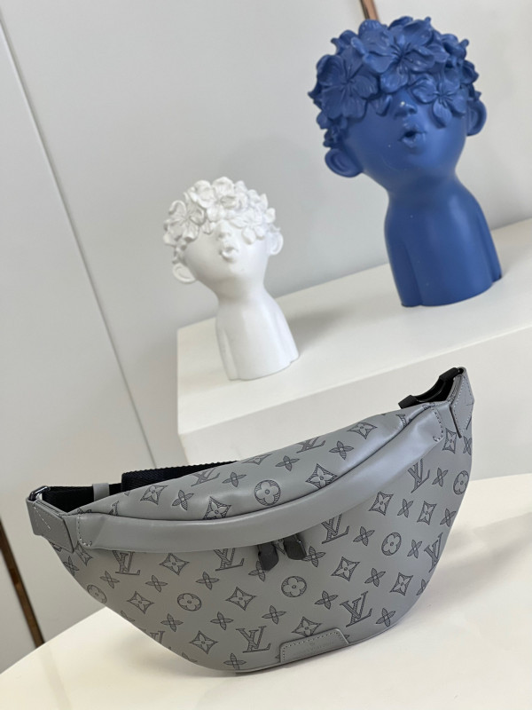 l**is V*t*n discovery bumbag