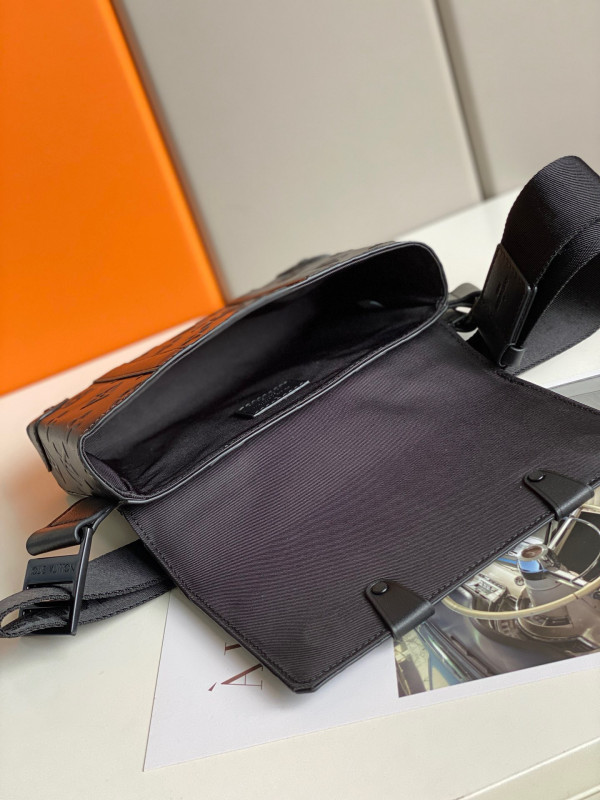 l**is V*t*n trunk slingbag