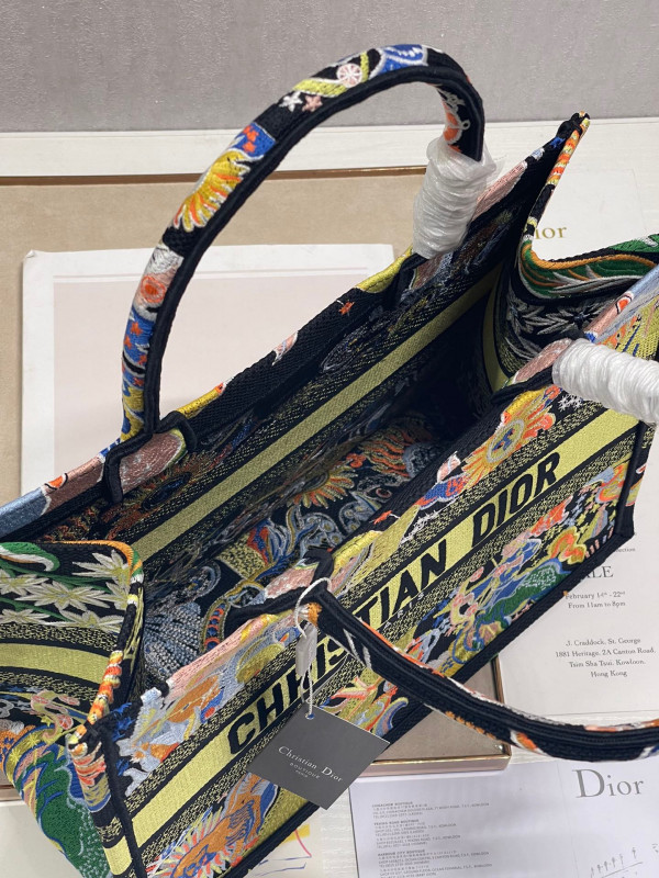 medium D*or book tote