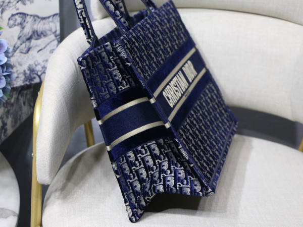 medium D*or book tote