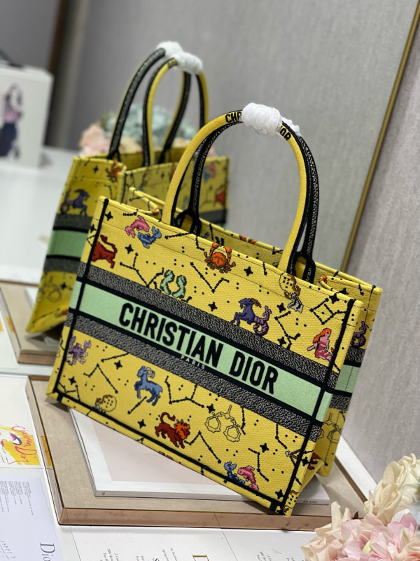 medium D*or book tote