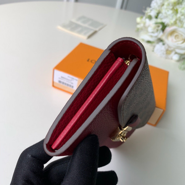 l**is V*t*n croisette wallet
