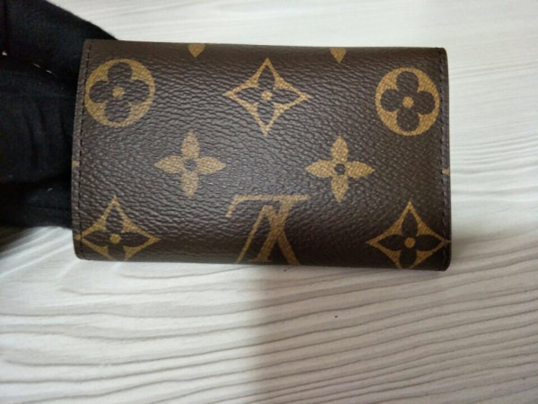 l**is V*t*n 6 key holder