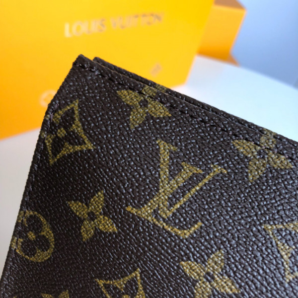 l**is V*t*n toiletry pouch 26