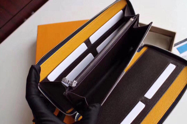l**is V*t*n zippy wallet
