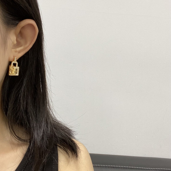 l**is V*t*n earrings