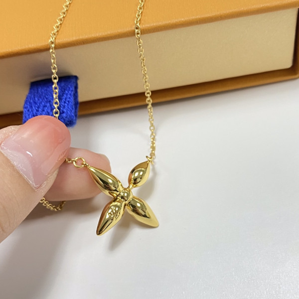 l**is V*t*n necklace
