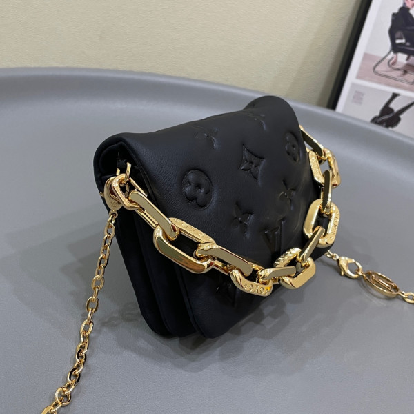 l**is V*t*n beltbag coussin