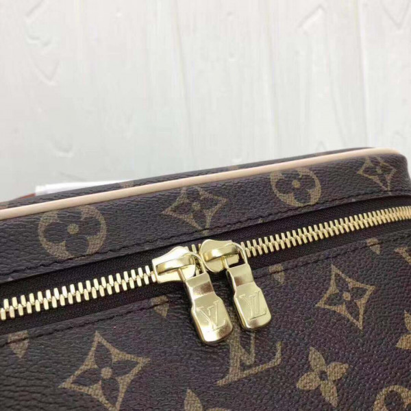 l**is V*t*n toiletry bag
