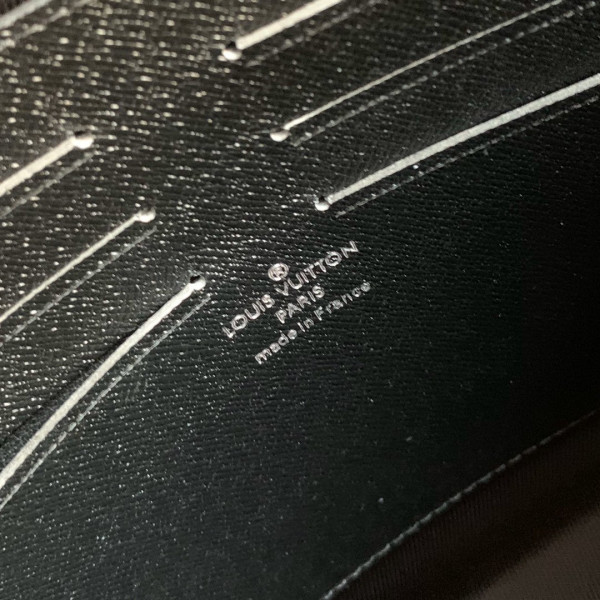 l**is V*t*n pochette voyage