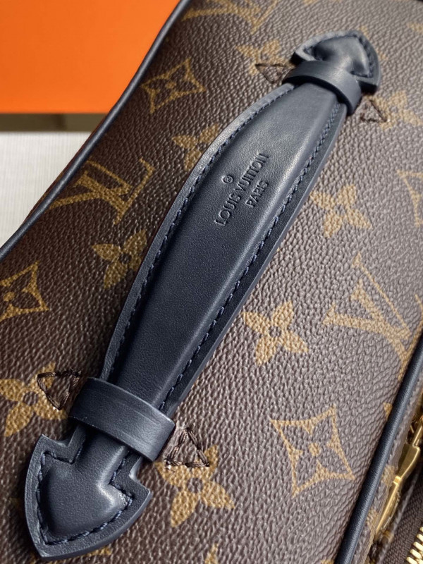 l**is V*t*n toiletry bag