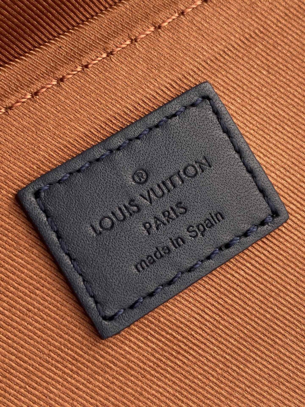 l**is V*t*n toiletry bag