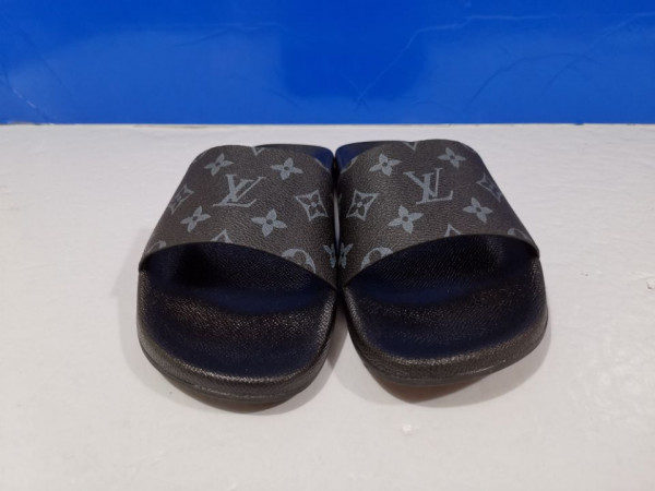 l**is V*t*n slippers