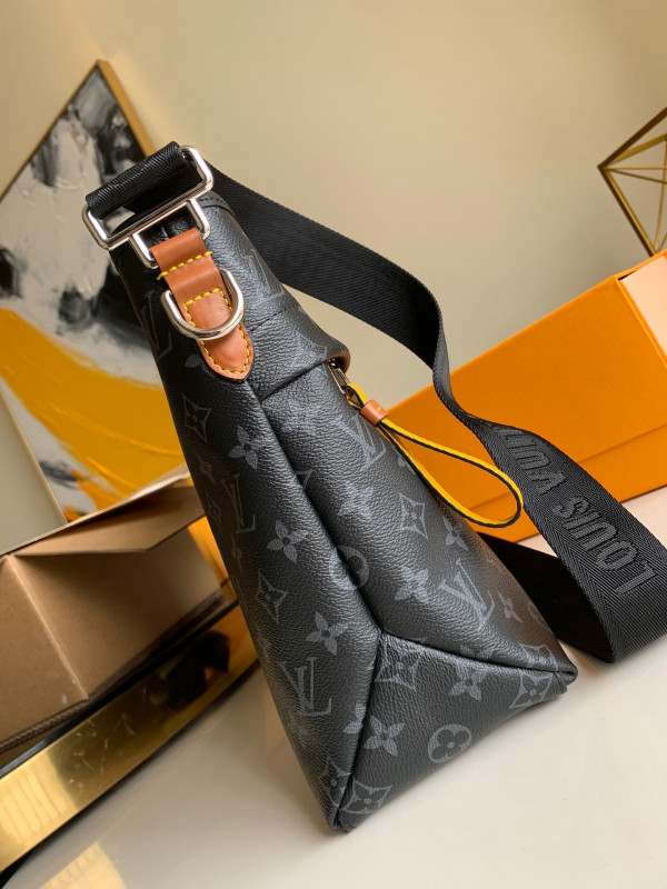 l**is V*t*n messenger bag