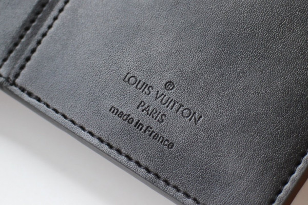 l**is V*t*n brazza wallet