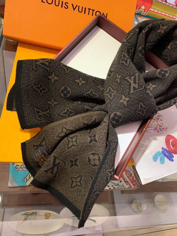 l**is V*t*n scarf