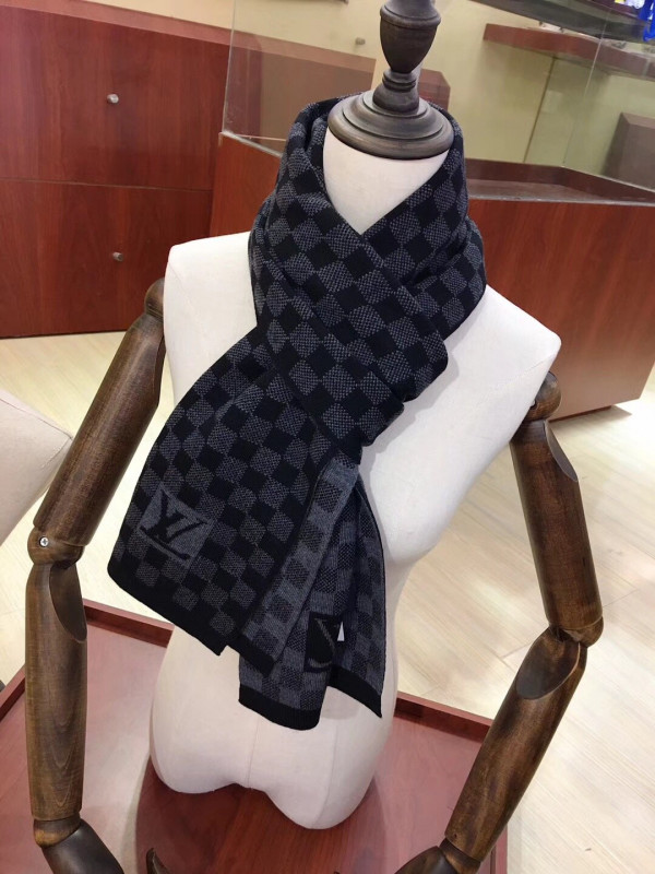 l**is V*t*n scarf