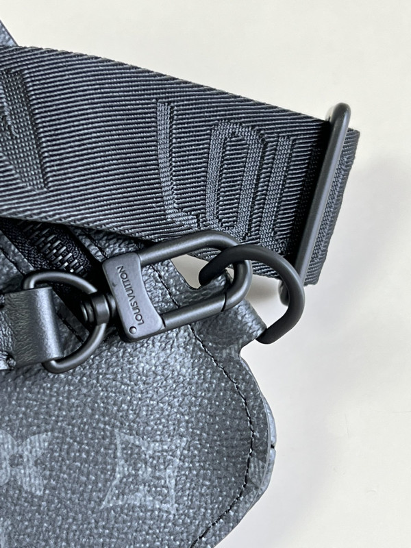l**is V*t*n saumur slingbag