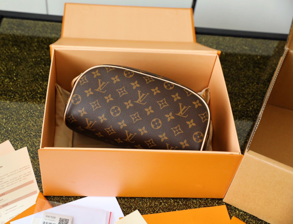 l**is V*t*n toiletry bag